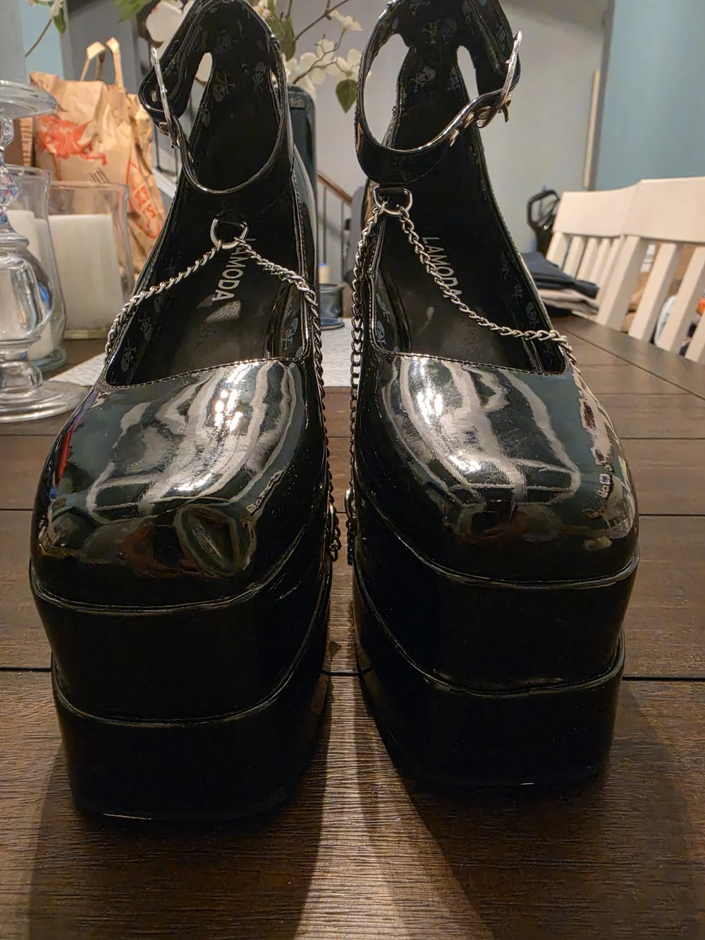 Lamoda glossy black